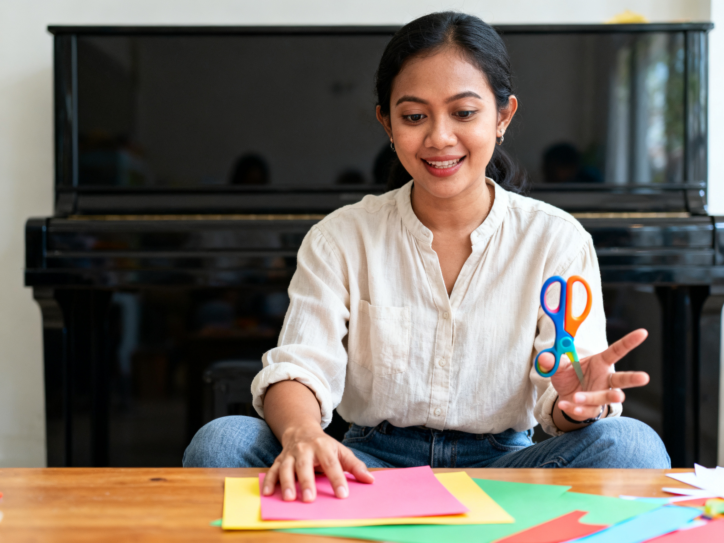 DIY kreatif sehat anak dengan ibu Indonesia memeriksa bahan kerajinan di meja kerja